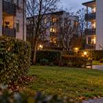 Kerrostalon rauhallinen sisäpiha, jossa asukkaiden välinen erimielisyys sai alkunsa.
