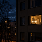 Kerrostalon valaistu ikkuna keskellä yötä